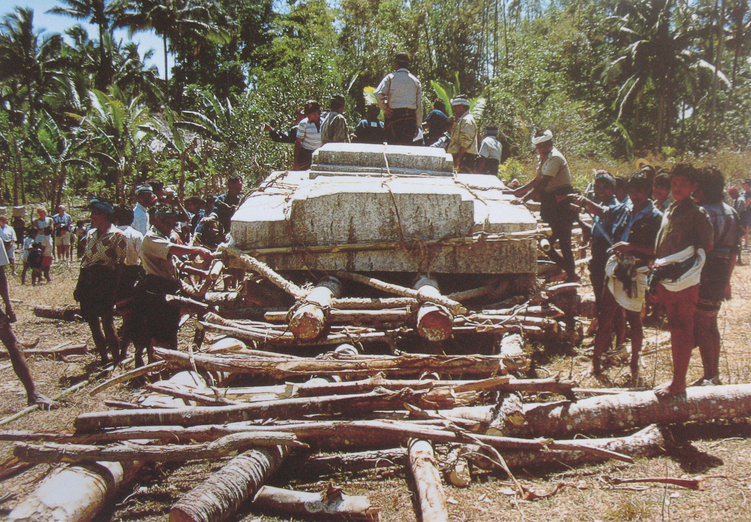 Il trasporto di megaliti in un villaggio contemporaneo dell’Indonesia, Isola di Sumba