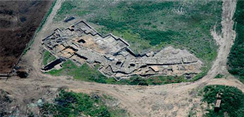 Veduta dall’alto delle mura difensive del sito di Coppa Nevigata, II millennio a.C., Manfredonia, Foggia