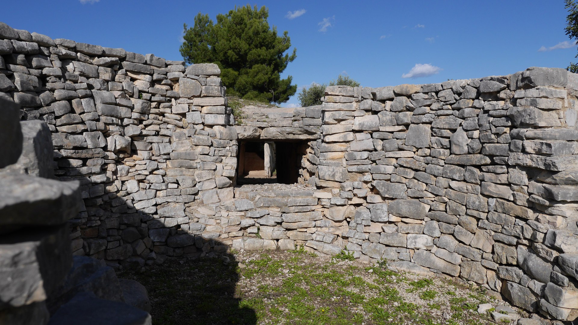 Dolmen San Silvestro, interno della struttura addossata al probabile ingresso sud della galleria.