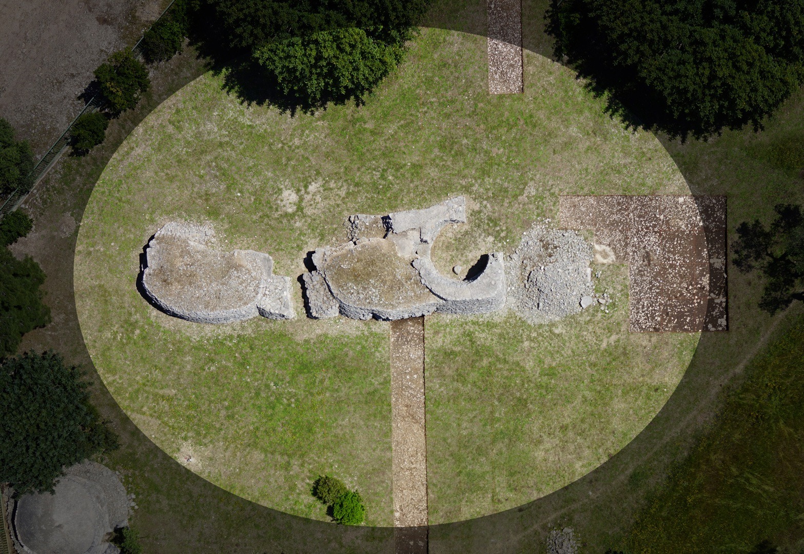 Particolare delle lastre di copertura del monumento megalitico
