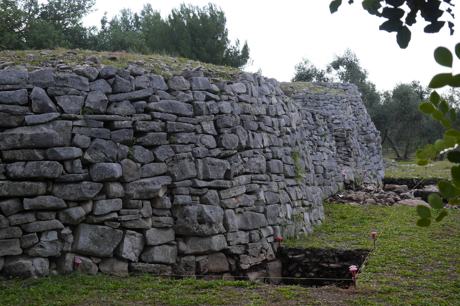 Dolmen San Silvestro, vista da Nord, saggi di scavo 2016.