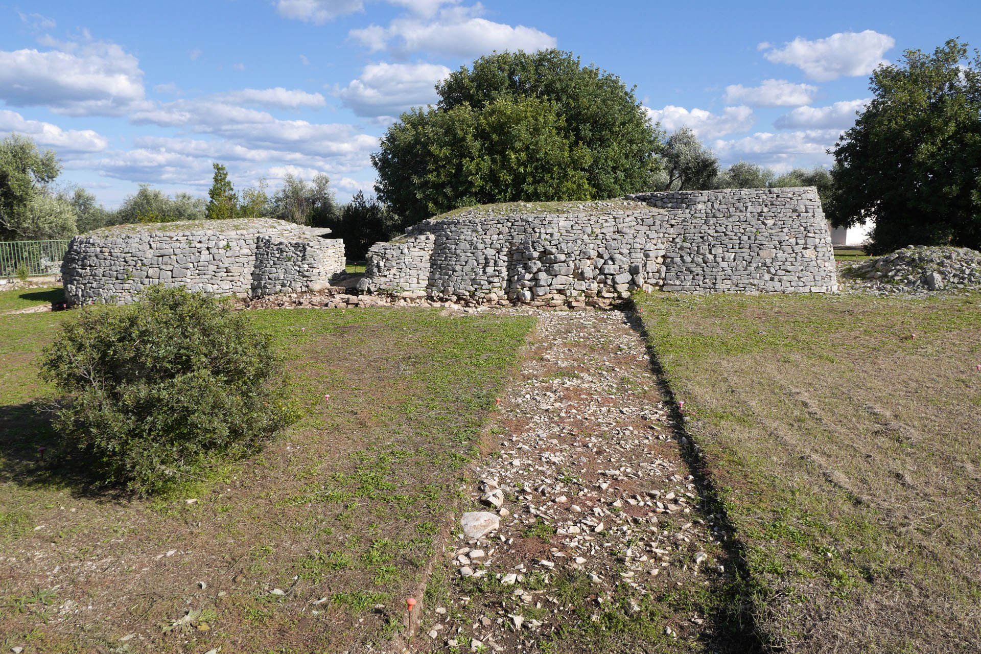 Dolmen San Silvestro, lato Ovest, scavi archeologici 2016. Trincea di scavo in corrispondenza della porzione di muratura originale.