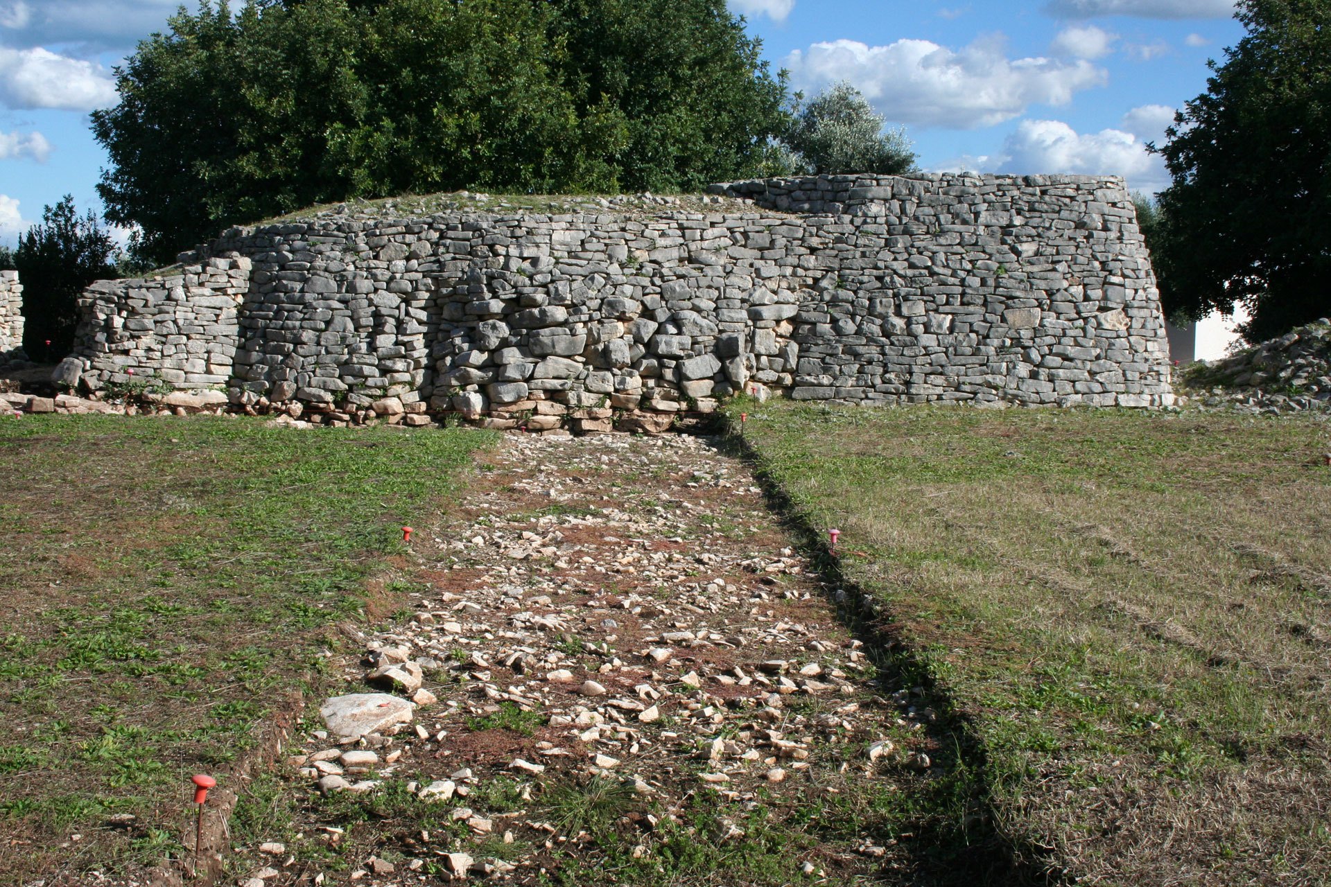 Dolmen San Silvestro, lato ovest, scavi archeologici 2016. Trincea di scavo in corrispondenza della porzione di muratura originale.